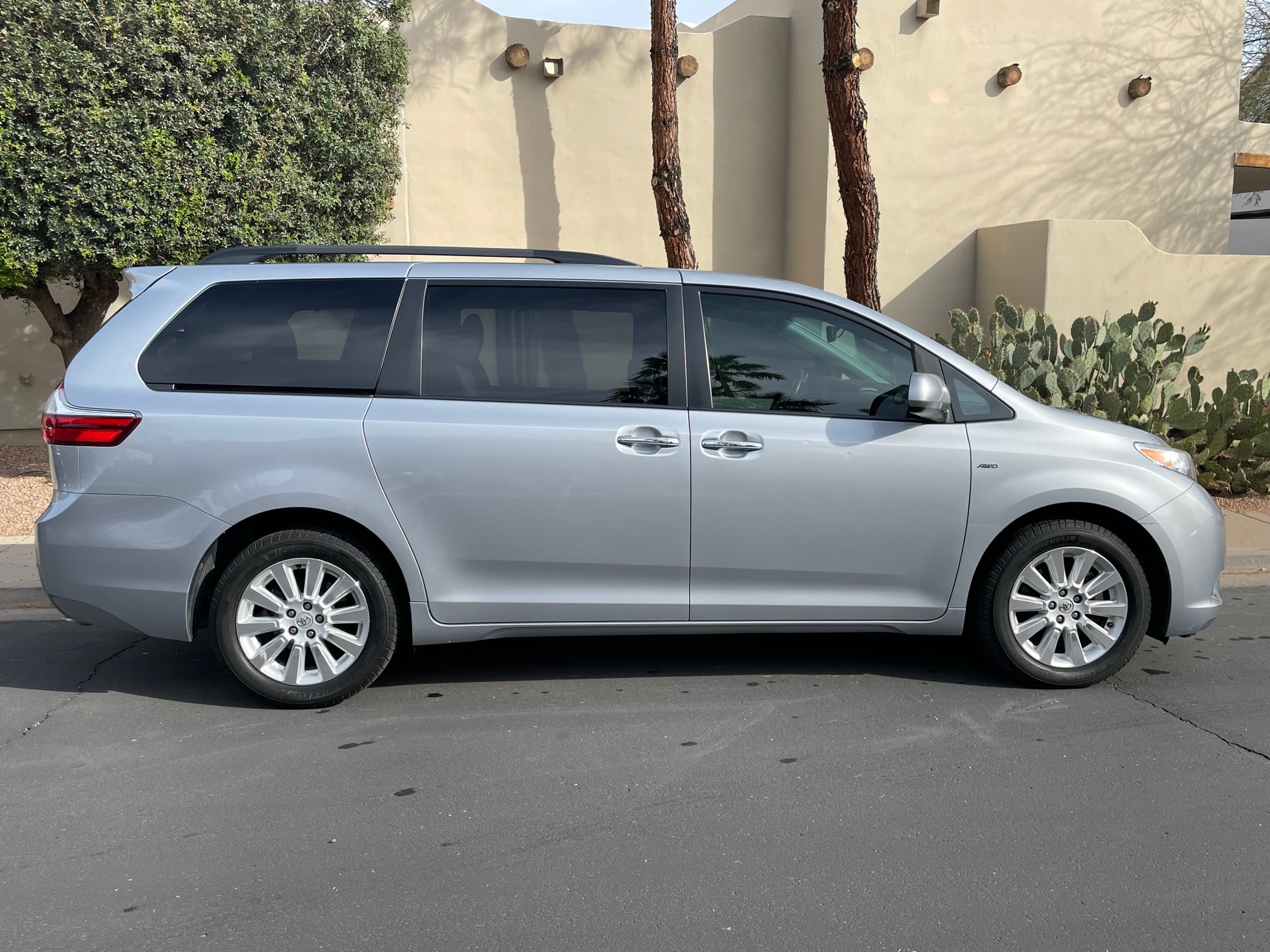 2016 Toyota Sienna XLE Limited image
